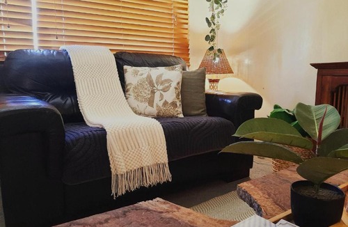 Tambo House | Oakwood House - Spacious 5BR retreat with private BBQ - Wild Wood Park Retreat