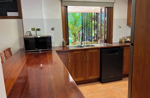 Whitfield Apartment | Oasis leafy Whitfield