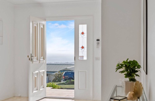 Dromana House | Oasis Views - Beautiful Holiday House , Pet Friendly just minutes from Dromana foreshore