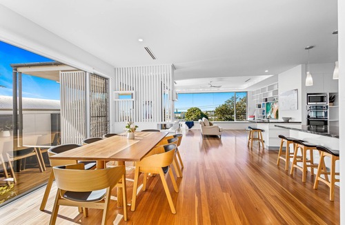 Alexandra Headland Villa | Ocean Blue @ Alex - Pet friendly Luxury right by the beach.