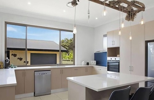 Norah Head House | Ocean Breeze - Pool, Beaches & Shops close by!
