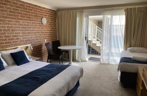 The Entrance Hotel | Ocean Front Motel
