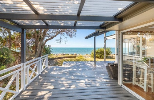 Beachmere House | Ocean Pearl - 3 Bedroom, Beachfront property!