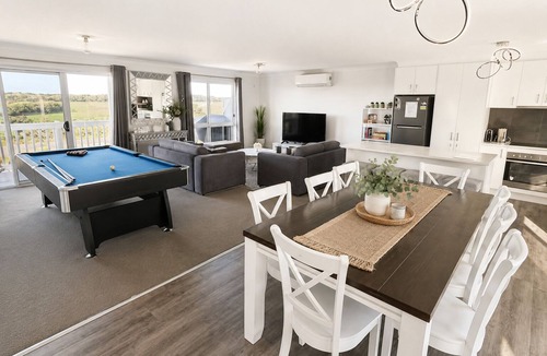 Surf Beach House | Ocean Pearl by Ready Set Stay - 10 min Walk to the Beach, BBQ
