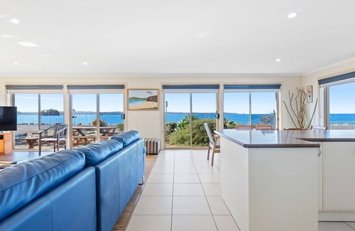 Batehaven Villa | Ocean's Edge in Batehaven