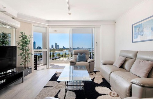 Main Beach Apartment | Ocean Sands Central Main Beach Apartment - CoastHM