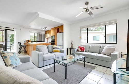 Yorkeys Knob Apartment | Ocean Spray- Beachfront Retreat with Ocean Views, Jacuzzi & Pool
