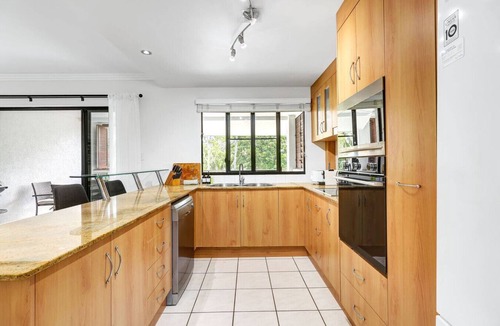 Yorkeys Knob Apartment | Ocean Spray- Beachfront Retreat with Ocean Views, Jacuzzi & Pool