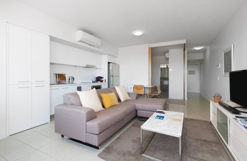 Yeppoon Apartment | Ocean View 1 Bed Unit . King Bed with En suite Bathroom