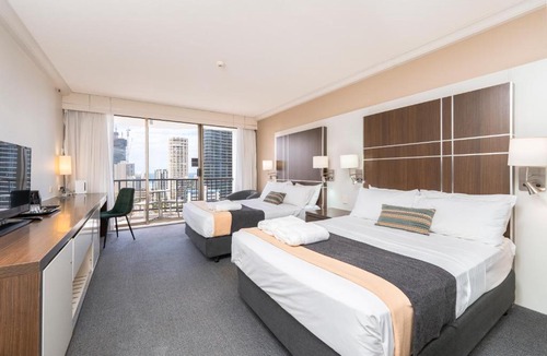 Surfers Paradise Hotel | Ocean-view hotel room in central Surfers Paradise
