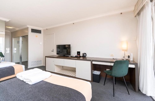Surfers Paradise Hotel | Ocean-view hotel room in central Surfers Paradise