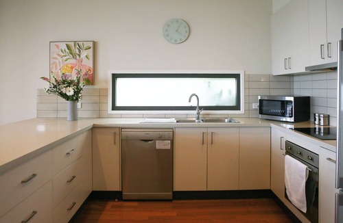 Lorne House | Ocean view house opposite the beach that sleeps up to 10 guests