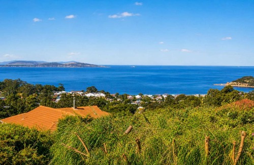 Blackmans Bay House | Ocean Views 20kms from CBD Sleeps 10