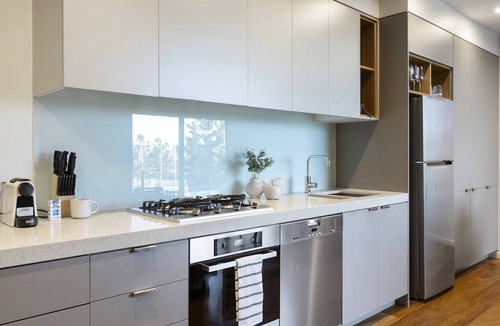 Geelong Apartment | Oceanfront 2-Bed With Balcony & Study Nook