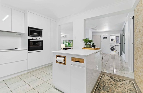Cairns North Apartment | Oceanfront Apartment w/Pool & BBQ - Central Cairns