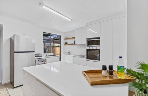Cairns North Apartment | Oceanfront Apartment w/Pool & BBQ - Central Cairns
