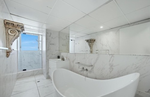 Main Beach Apartment | Oceanfront Serenity At Main Beach
