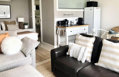 Kiama Apartment | Oceanfront Studio & Coastal Views-Shutters by the Sea