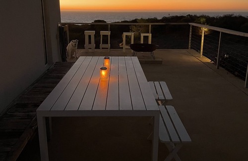Dongara House | Oceanfront Tranquility: Luxe Modern Retreat