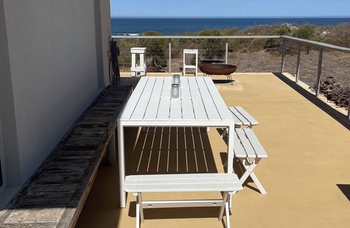 Dongara House | Oceanfront Tranquility: Luxe Modern Retreat