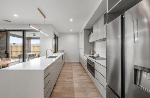 Indented Head House | Oceans 10 Lux Beach house 5 bedroom Parking Aircon Spa Bath