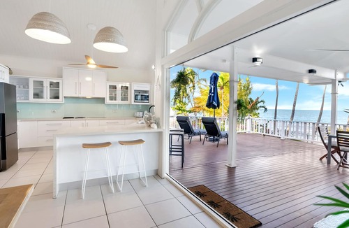 Holloways Beach House | Oceans Edge- Absolute beachfront with pool