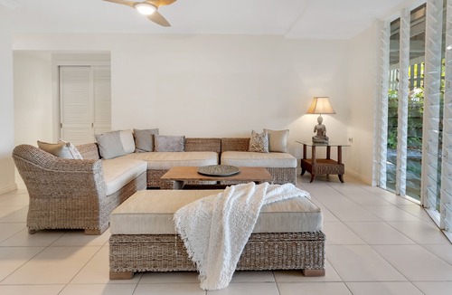 Holloways Beach House | Oceans Edge- Absolute beachfront with pool
