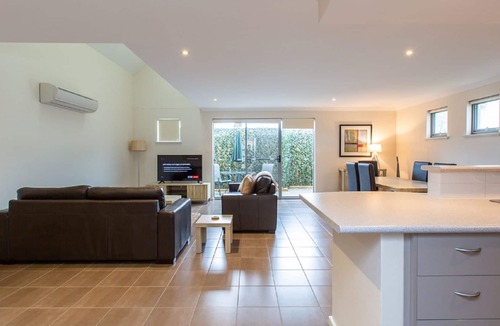 Broadwater Resort | Oceanside - Unit 6 1Oceanside is a 3 bedroom apartment. Located inside the Cape View Resort