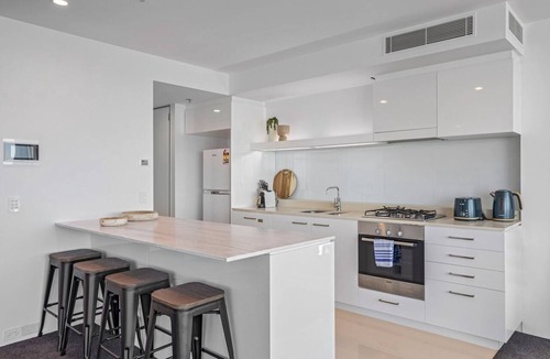 Surfers Paradise Apartment | Oceanview 2-Bed with Pool, Sauna, Gym & Parking