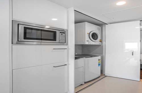 Surfers Paradise Apartment | Oceanview 2-Bed with Pool, Sauna, Gym & Parking