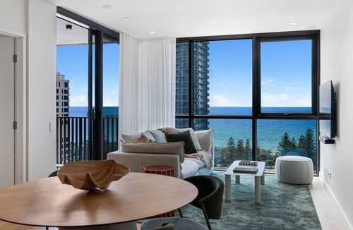 Mermaid Beach Apartment | Oceanview Getaway | 2B Apartment. Pool. Parking