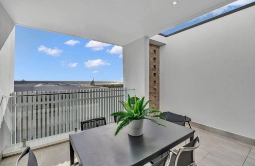 Taperoo House | Oceanview Luxury with Dedicated Workspace