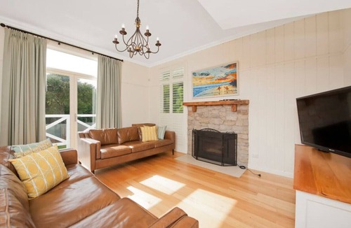 Apollo Bay House | Oceanview Mountain Retreat, Pet Friendly Fireplace free EV charger