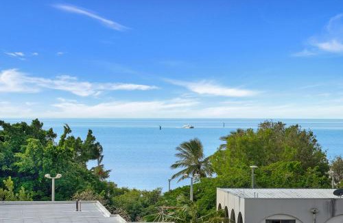 Cairns North Hotel | Oceanview on 201 - A Top Floor City-resort Studio