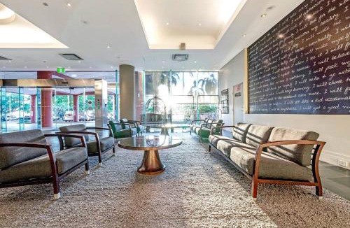 Darwin City Centre Apartment | Oceanview Resort Stay with Pool & Tropical Sunsets