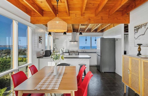 Blackmans Bay House | "Oceanview Retreat" - 20kms from CBD - Sleeps 8