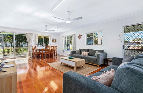 Traviston House | OceanViews on Burrum Up