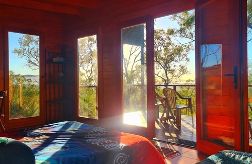 Widgee House | Off-grid bliss: Cozy retreat immersed in Australian Bush Mountain stunning views