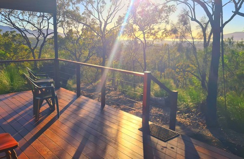 Widgee House | Off-grid bliss: Cozy retreat immersed in Australian Bush Mountain stunning views