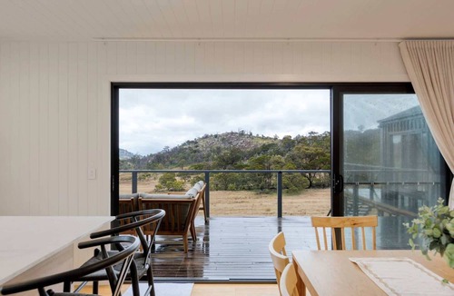 Tenterfield House | Off-Grid Farm Stay with Scenic Views