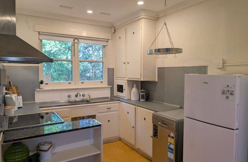 Deakin House | Ol` Deakin classic Canberra