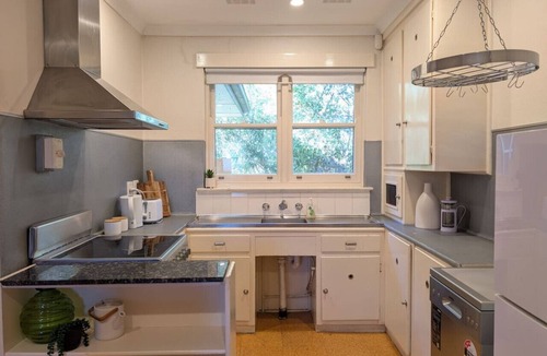 Deakin House | Ol` Deakin classic Canberra