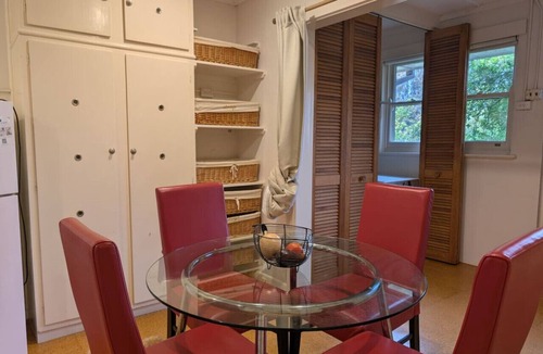Deakin House | Ol` Deakin classic Canberra