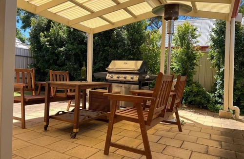 Lyndoch House | Old Barossa Valley Inn & Bakery House.Get it all! (Walk to ”Gather Round”)