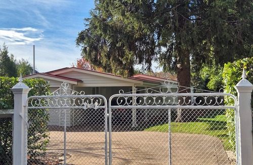 Bowral Cottage | Old Bowral: Quiet, private, 1 bedroom cottage, undercover parking, walk to town.