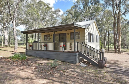Pokolbin Cottage | Olive Grove 3 1 Bedroom Cabin with large Bath and walk to wineries