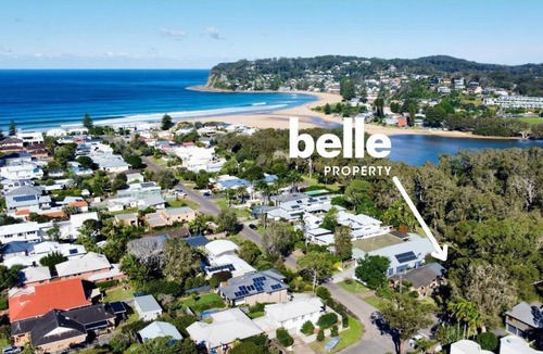 North Avoca House | Ombak Haus at North Avoca - Ombak Haus at North Avoca is a great family friendly three bedroom holiday home.a lake.
