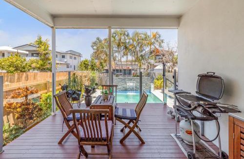 Lota Apartment | On Esplanade own flat & Pool, 2 kms to Manly cafe precinct