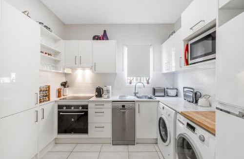 Lota Apartment | On Esplanade own flat & Pool, 2 kms to Manly cafe precinct