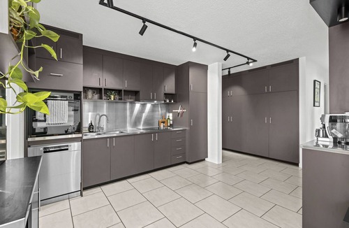 Kangaroo Point Apartment | On Point! 2Bed, Study, 2Bath, 1Car < 2kms CBD
